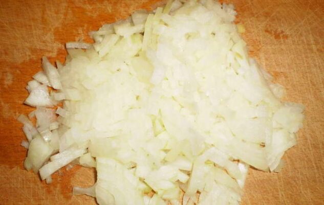 Cebola picada ajudará a devolver suas unhas um visual saudável
